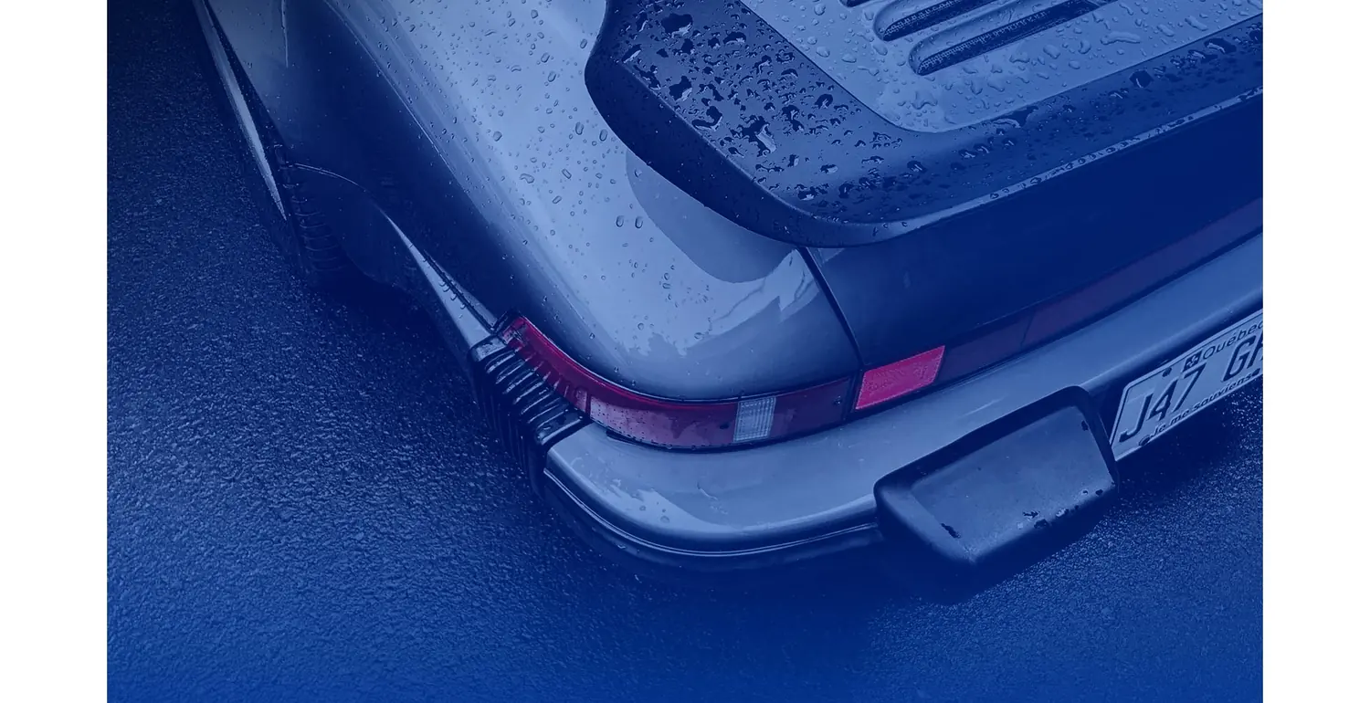 Vehículo con gotas de agua y fondo azul